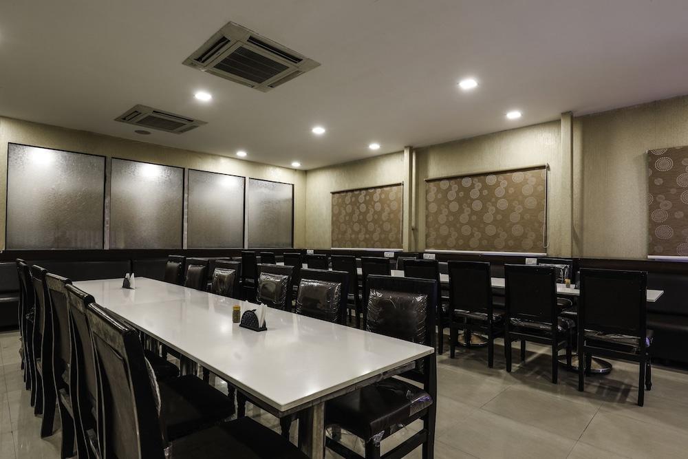 Treebo Trend Hotel Jp Plaza Nampally Hyderabad Esterno foto