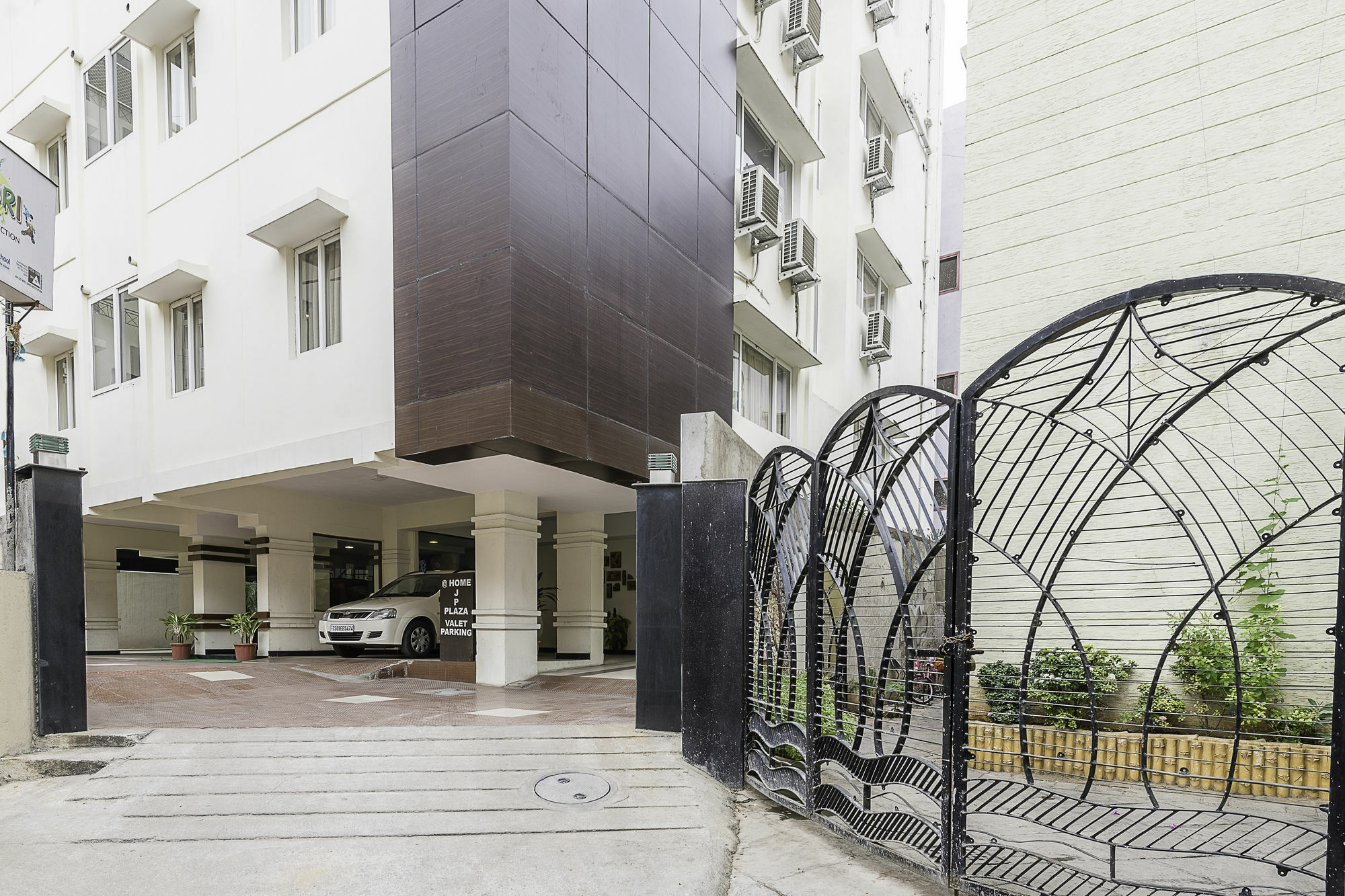 Treebo Trend Hotel Jp Plaza Nampally Hyderabad Esterno foto