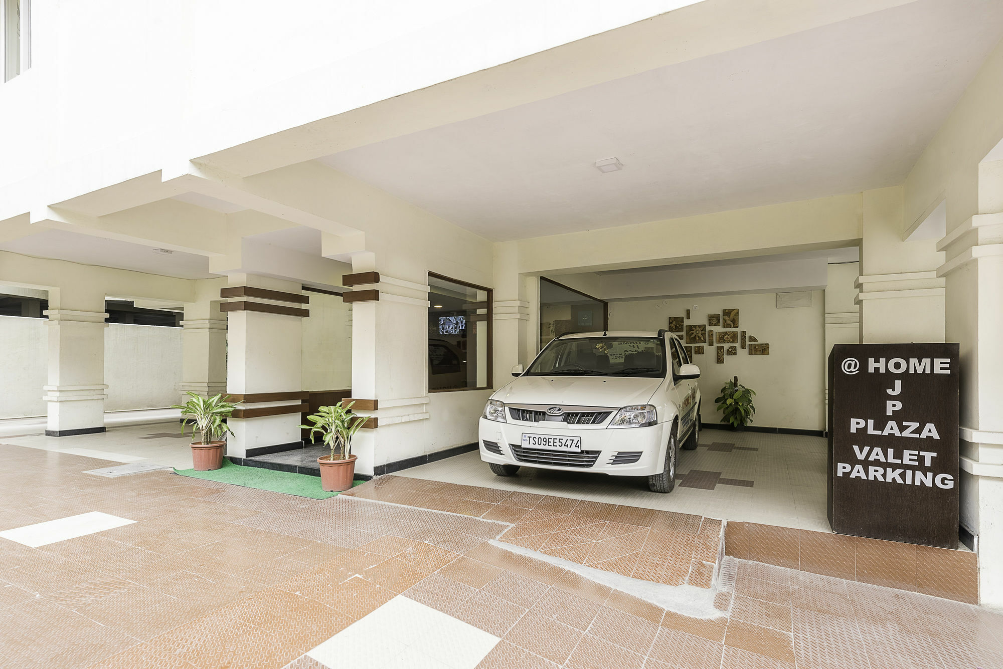 Treebo Trend Hotel Jp Plaza Nampally Hyderabad Esterno foto