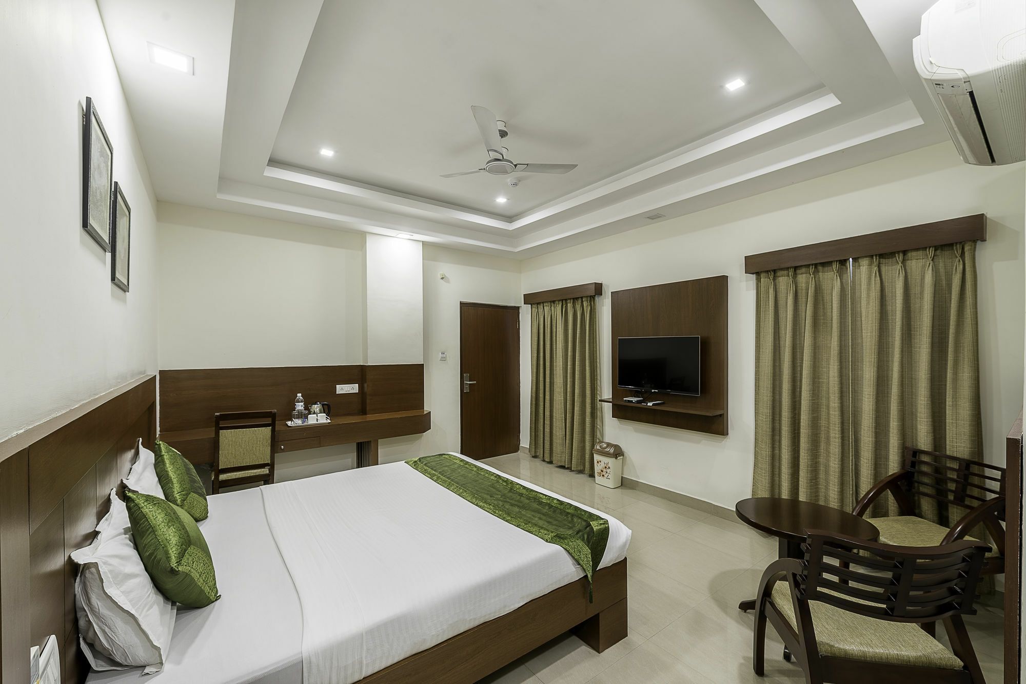 Treebo Trend Hotel Jp Plaza Nampally Hyderabad Esterno foto