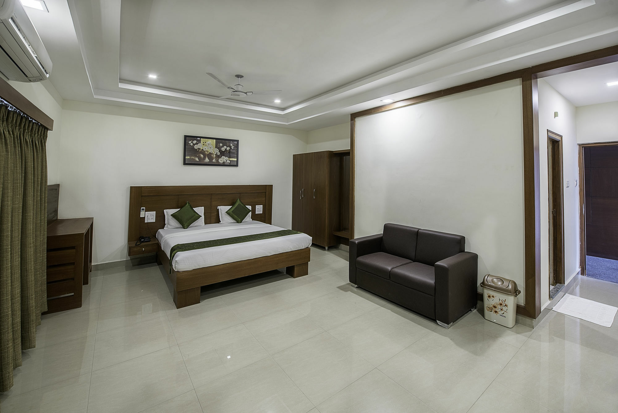 Treebo Trend Hotel Jp Plaza Nampally Hyderabad Esterno foto