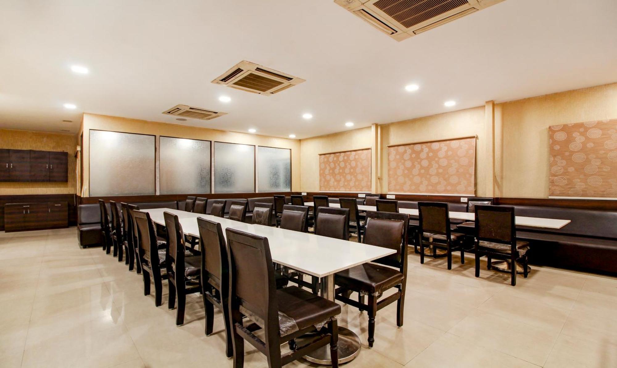 Treebo Trend Hotel Jp Plaza Nampally Hyderabad Esterno foto